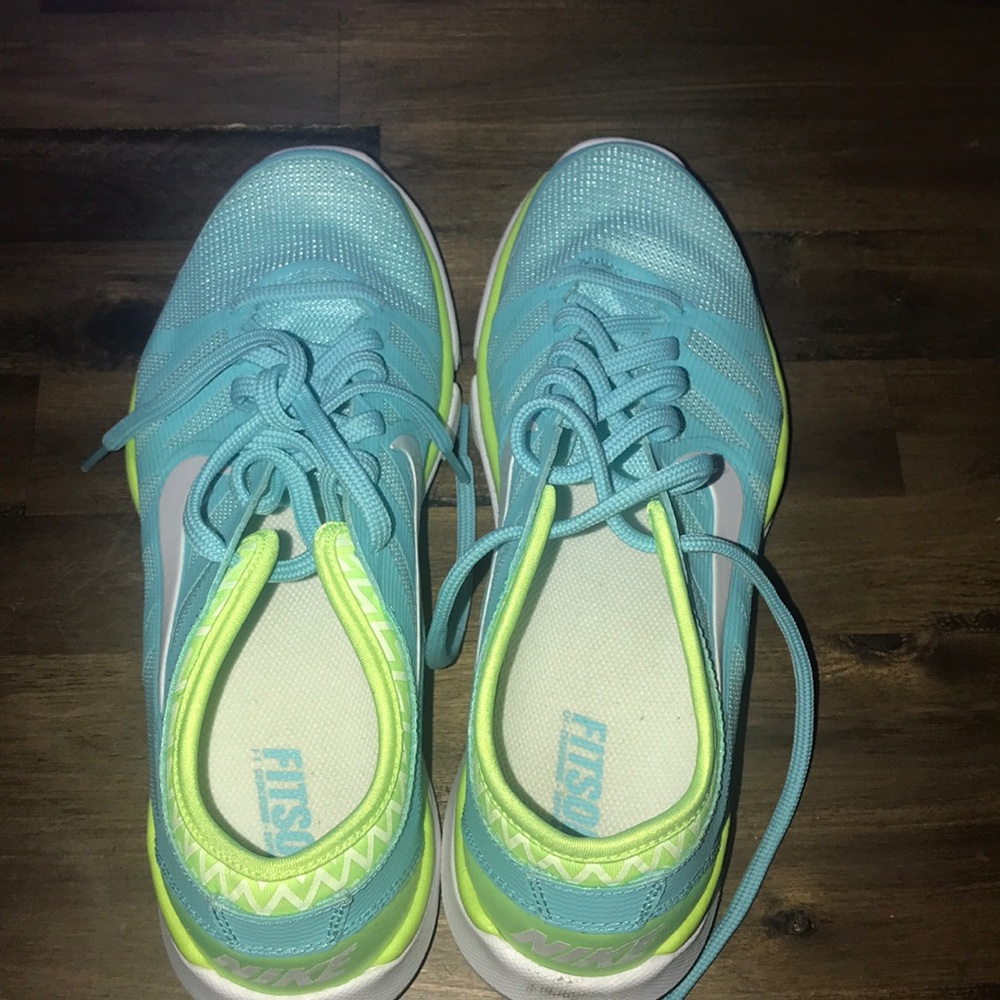 Shoes - Picture 2 of 4